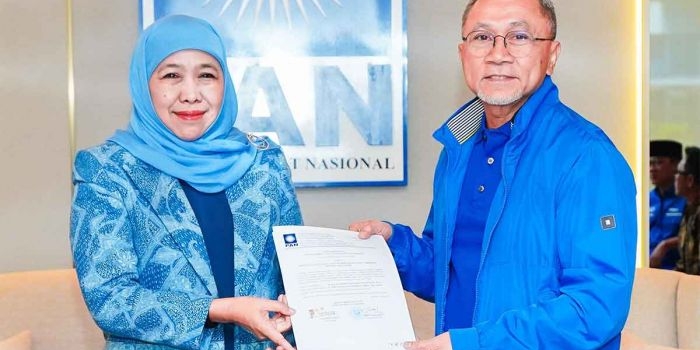Khofifah Indar Parawansa saat merima rekom dari Ketua Umum PAN, Zulkifli Hasan.