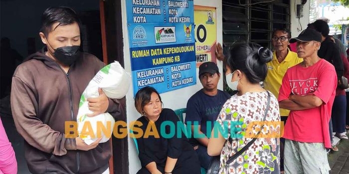 Keluarga PBP atau penerima bantuan pangan saat antre untuk mendapatkan beras sebanyak 10 kg. Foto: MUJI HARJITA/BANGSAONLINE