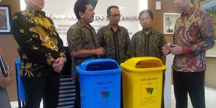 Kepala Cabang Rifan Surabaya, Leonardo didampingi Chief Business Officer RFB, Teddy Prasetya saat menyerahkan bantuan tempat sampah kepada FEB Unair.