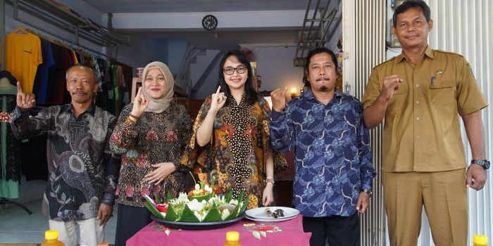 Ketua Tim Penggerak PKK Kabupaten Kediri, Eriani Annisa Hanindhito (tengah) di acara Soft Launching Galeri DIKTA SuaR. (Ist).