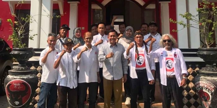 Relawan Projo Ganjar Ngawi bersama ketua DPC PDIP Ngawi saat foto bersama di Kantor DPC PDIP Ngawi, Selasa (17/10/2023).