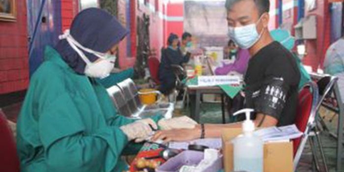 Vaksinasi terhadap ratusan warga binaan Lapas Kelas IIB Probolinggo. (foto: ist)