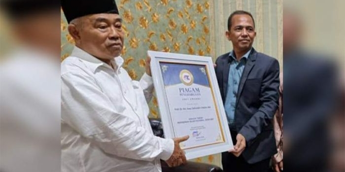Pengasuh Pondok Pesantren Amanatul Ummah, Prof. Dr. KH. Asep Saifuddin Chalim menerima piagam penghargaan sebagai Tokoh Pendidikan Islam Kultural Jatim 2021 dari Direktur Eksekutif ARCI bertempat di IKHAC, Bendungan Jati, Sabtu (8/5).