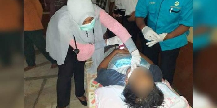 Korban Santoso sedang diperiksa tim medis.