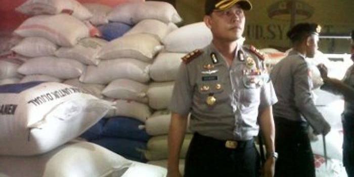 SIDAK. Kapolres Bojonegoro, AKBP Hendri Fiuser saat memimpin sidak di pasar Banjarejo, Bojonegoro. Foto: Eky Nurhadi/BANGSAONLINE
