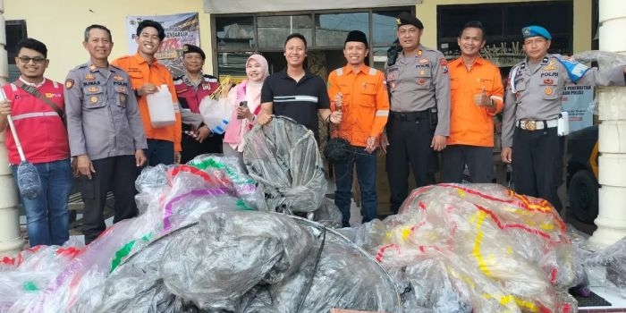 polsek-bandung-tulungagung-amankan-12-balon-udara-liar-siap-terbang-di-hari-lebaran-ketupat