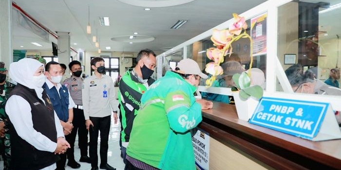 Gubernur Khofifah saat menyalurkan program perlindungan sosial dampak inflasi dan kenaikan BBM di Kantor Bersama Samsat Kabupaten Sidoarjo, Rabu (21/9/2022) siang.