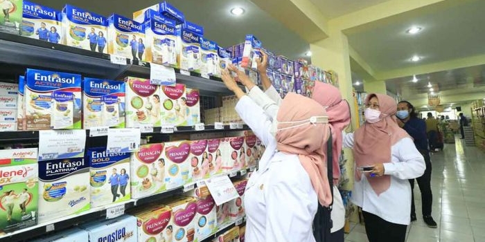 Petugas dari Pemkot Probolinggo saat inspeksi mendadak ke pertokoan yang menjual minuman dan makanan.