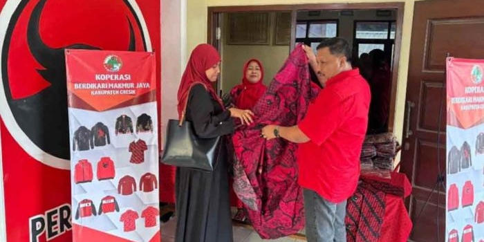 ketua-pdip-gresik-promosikan-batik-produk-koperasi-berdikari-makmur-sejahtera