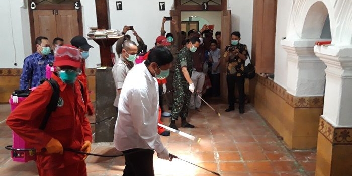 Wali Kota Kediri Abdullah Abu Bakar bersama Dandim 0809 Kediri dan Kapolres Kediri Kota saat ikut melakukan penyemprotan disinfektan di Masjid Ponpes Lirboyo, Kota Kediri. foto: MUJI/ BANGSAONLINE