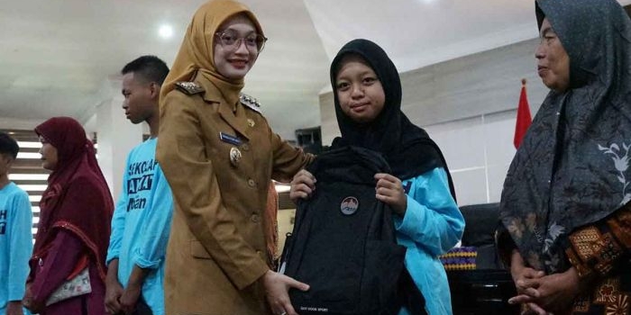 wali-kota-kediri-lepas-18-calon-siswa-sekolah-rakyat-untuk-lanjutkan-pendidikan-di-srmp-14-kota-batu