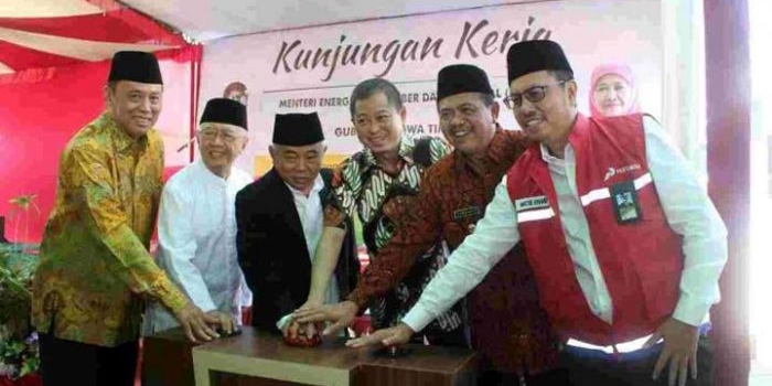 Menteri Jonan bersama Kiai Asep dan Dr Ir KH Salahuddin Wahid (Gus Sholah, pengasuh Pesantren Tebuireng), KH As’ad Said Ali (mantan Waka BIN), Mas’ud Ali (Direktur Utama Pertamina) dan Pungkasiadi (Wakil Bupati Mojokerto) menekan tombol peresmian SPPBE Amanatul Ummah di Kembangkenongo Pacet Mojokoerto Jawa Timur, Jumat (25/7/2019). foto: istimewa/bangsaonline.com