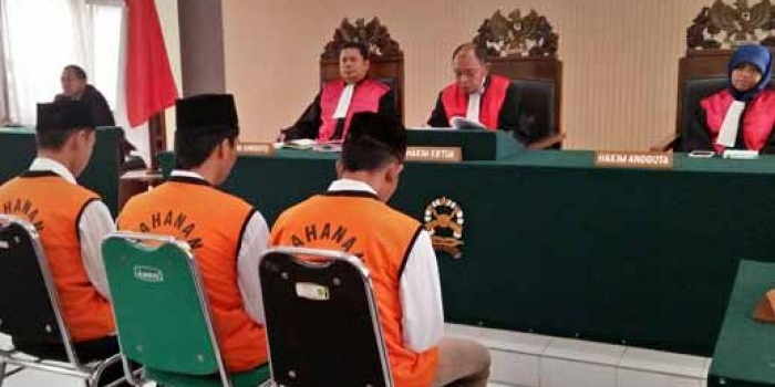 Pelaku saat duduk di kursi pesakitan untuk mendengarkan vonis yang dibacakan Majelis Hakim dalam sidang putusan di PN Tuban. foto: GUNAWAN/ BANGSAONLINE