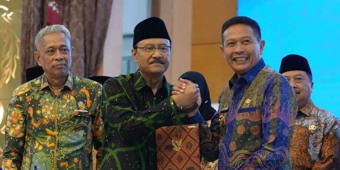 Wali Kota Malang Wahyu Hidayat (kanan), bersama Menteri Sosial Saifullah Yusuf (tengah) saat penyerahan Aset Daerah untuk program Sekolah Rakyat. (Ist)
