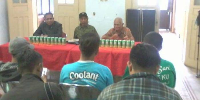 Bambang bersama panitia lainnya, saat gelar jumpa pers di Klenteng Eng An Kiong. foto: iwan irawan/ BANGSAONLINE