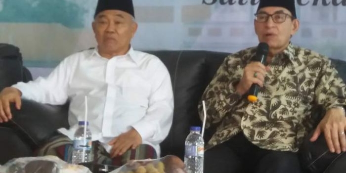 Dr Alwi Shihab (kanan) dan Dr. KH. Asep Saifuddin Chalim, MA (kiri) dalam acara Rapat Kerja Yayasan Amanatul Ummah Pacet Mojokekrto Jawa Timur, Senin (8/7/2019). foto: bangsaonline.com