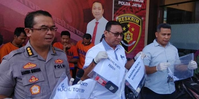 Kabidhumas Polda Jatim Kombes Pol F. Barung Mangera didampingi Dirkrimum Kombes Pol Gupuh Setiyono, dan Kasubdit III Jatanras AKBP Leonard M. Sinambela saat pers rilis.