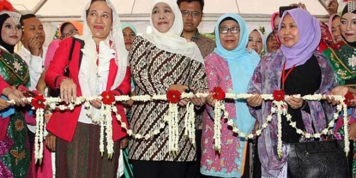 Menteri Sosial RI, Khofifah Indar Parawansa membuka Expo UMKM Kongres Muslimat NU di Asrama Haji, Pondok Gede, Jakarta, Rabu (23/11). Expo UMKM merupakan rangkaian dalam rangka acara Kongres Muslimat NU ke XVII yang digelar mulai kemarin (23/11) hingga 27 November 2016.