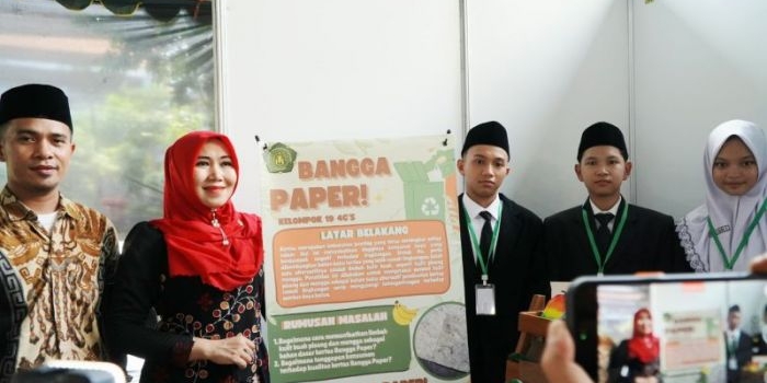 anggota-dpd-ri-ning-apresiasi-kreativitas-siswa-smp-khadijah-surabaya-di-public-works-on-the-stage