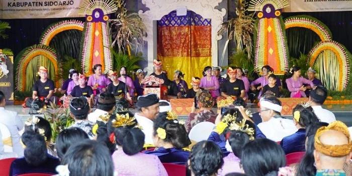 Tampilan kesenian memeriahkan acara Dharma Shanti, Minggu (19/4/2026). Foto: Ist