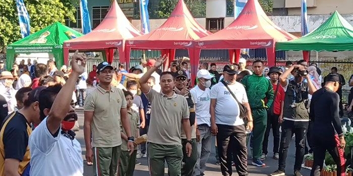 Suasana jalan santai yang digelar dalam rangka memperingati HUT ke-67 Satlantas Polres Probolinggo Kota.