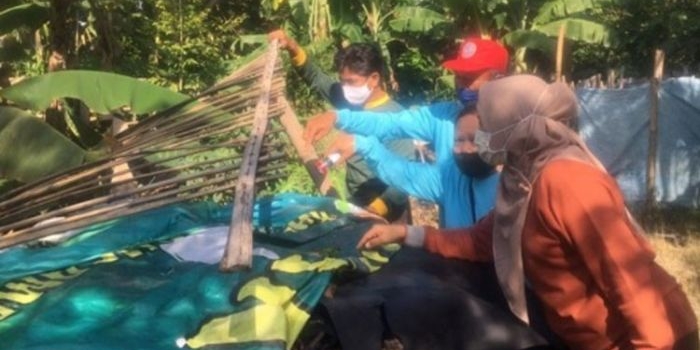 Petugas saat memantau jentik nyamuk di Kecamatan Ngancar. (foto: kominfo)