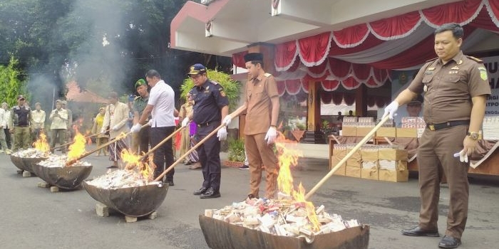 Pemusnahan ribuan batang rokok ilegal di Pendopo Kabupaten Trenggalek (dok. Ist)