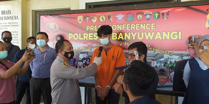 Tersangka FF saat dimintai keterangan Kapolresta Banyuwangi Kombes Pol Arman Asmara Syarifuddin.