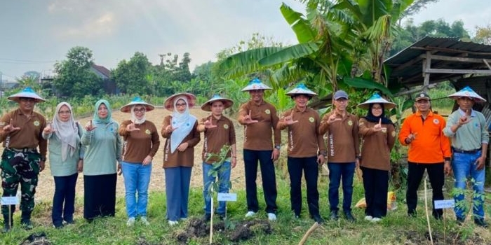 Bupati Mojokerto Muhammad Albarraa saat kegiatan penanaman pohon bersama di Lapangan Desa Gunungan, Kecamatan Dawarblandong, Sabtu (6/6/2026) pagi.