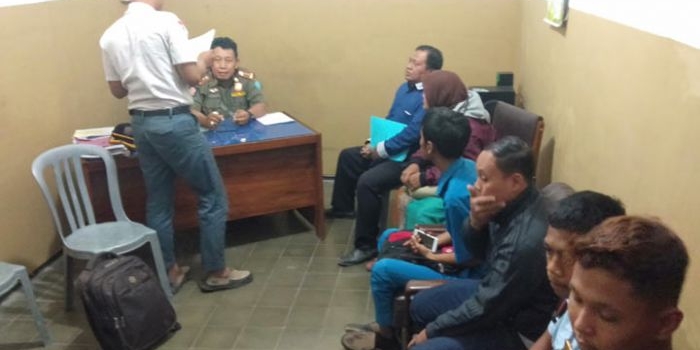 Kasi Ops Satpol PP Ponorogo Siswanto saat memberikan pembinaan kepada 8 pelajar yang bolos. foto: NOVIAN/ BANGSAONLINE