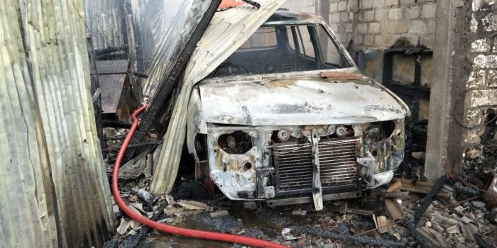 percikan-listrik-picu-kebakaran-rumah-dan-kios-bensin-di-roomo-gresik-dua-mobil-hangus