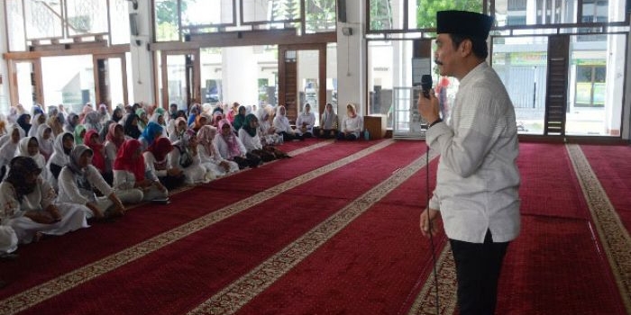 Wabup Moh. Qosim ketika memberikan tausiah dalam doa bersama. foto: SYUHUD/ BANGSAONLINE