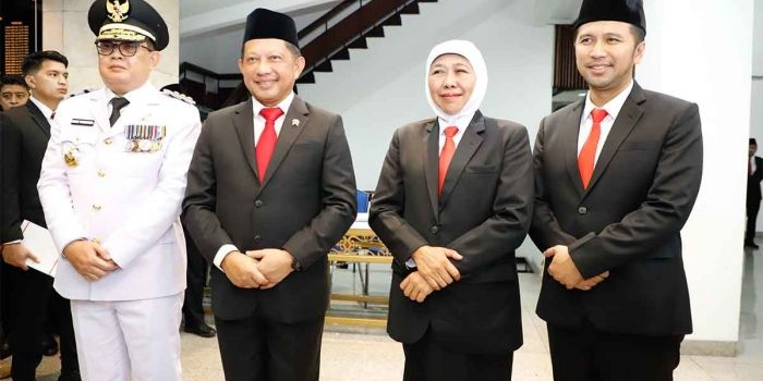 Khofifah dan Emil Dardak saat menghadiri pelantikan Adhy Karyono sebagai Pj Gubernur Jawa Timur di Jakarta.