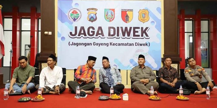 Wakil Bupati Jombang, Salmanudin Yazid (tengah) saat menyapa warga desa di Kecamatan Diwek Jombang. (Ist)