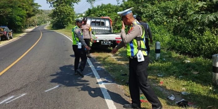 pickup-diduga-masuk-jalur-lawan-pemotor-tewas-dalam-kecelakaan-beruntun-di-lamongan