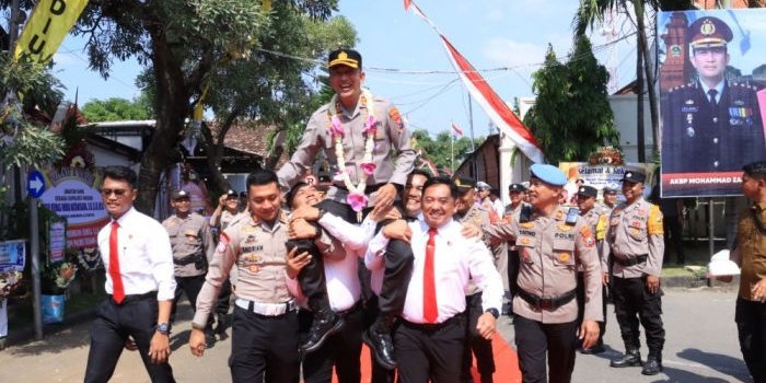 farewell-parade-lepas-akbp-zainur-rofik-dan-sambut-kemas-indra-sebagai-kapolres-madiun-yang-baru