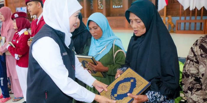 gubernur-khofifah-bagikan-mushaf-madinah-kepada-warga-selama-sapa-bansos