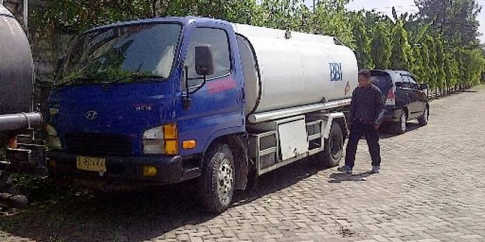 BARANG BUKTI: Sebanyak 8.000 liter BBM ilegal jenis solar digrebek anggota Timsus Sabhara Polres Bojonegoro dini hari tadi, Sabtu (24/1). Foto: Eky Nurhadi/BangsaOnline