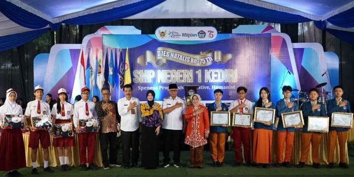 vinanda-prameswati-nostalgia-di-dies-natalis-ke-75-smpn-1-kota-kediri