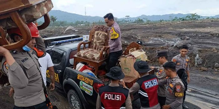 polda-jatim-terjunkan-ratusan-personel-evakuasi-warga-terdampak-erupsi-semeru