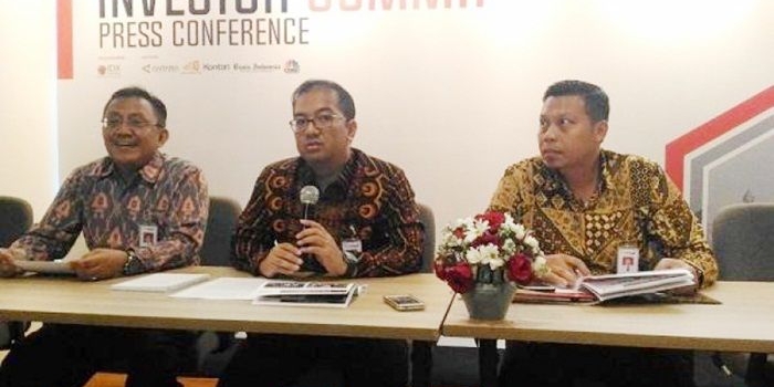 Direktur Keuangan Bank Jatim, Ferdian Timur Satyagraha (tengah) saat memberikan paparan kepada awak media.