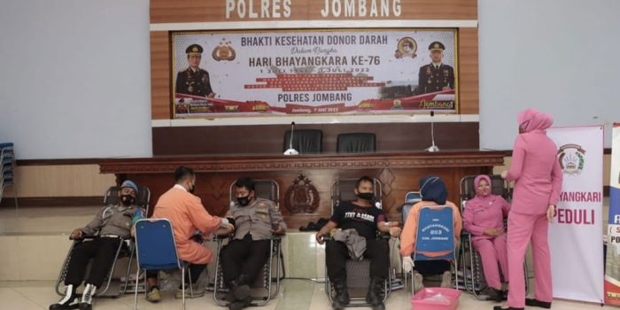 Baksos donor darah di Mapolres Jombang. foto: AAN AMRULLOH/ BANGSAONLINE