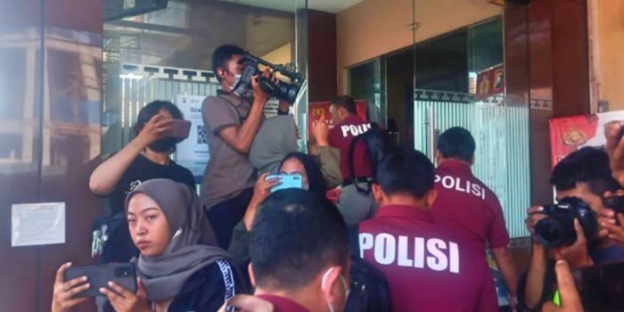 Salah satu Perwira Polres Malang mendatangi Polda Jatim untuk memenuhi panggilan pemeriksaan.