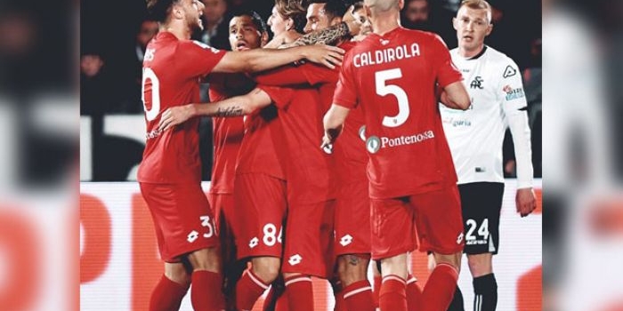 Pemain Monza merayakan gol Patrick Ciurria pada laga melawan Spezia. 