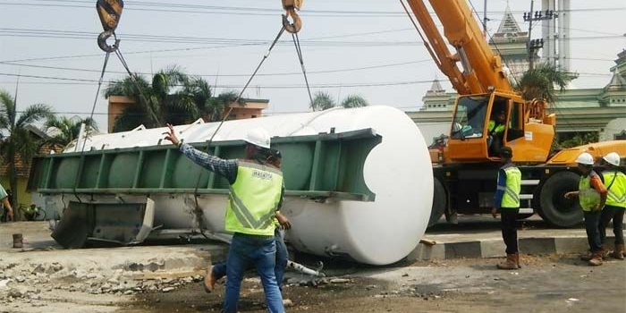 Proses pemindahan truk tangki dari badan jalan.