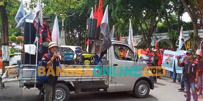 demo-ke-dprd-gresik-gepal-tuntut-usut-dugaan-jatah-rumah-murah-oknum-dewan