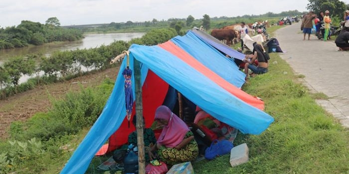 Pengungsi yang bertahan di Tanggul Sungai Brantas. (foto: AAN AMRULLOH/ BANGSAONLINE)