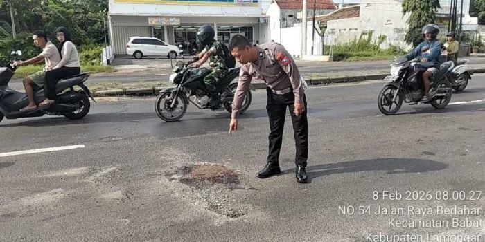 pasutri-pemotor-alami-laka-di-babat-lamongan-istri-tewas-terlindas-truk-box