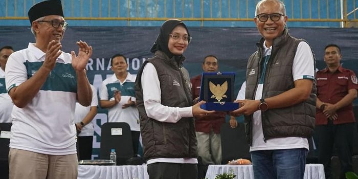 Didampingi Wakil Wali Kota Kediri, Gus Qowim, Wali Kota Kediri Vinanda Prameswati, menyerahkan cenderamata kepada Wakil Ketua Umum II PBTI Mayjen TNI Amrin Ibrahim. Foto: Ist. 