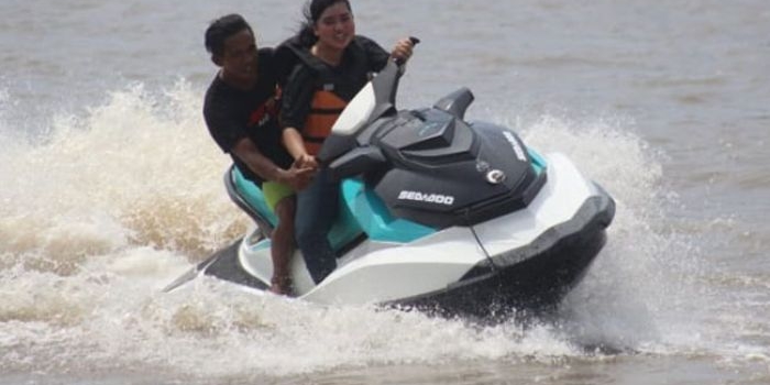 Salah satu pengunjung yang sedang menikmati destinasi wisata air di Seven Point Jetski,   Sidoarjo.